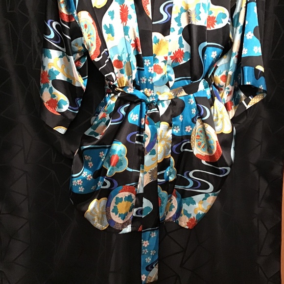 Frederick’s of Hollywood Short Kimono with pockets on sides - Picture 3 of 13